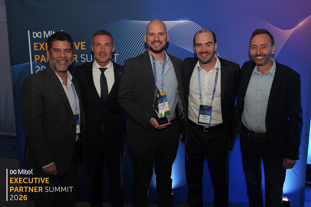 Equipo Meus recibiendo el premio
